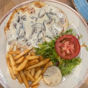 Pollo en salsa blanca con hongos