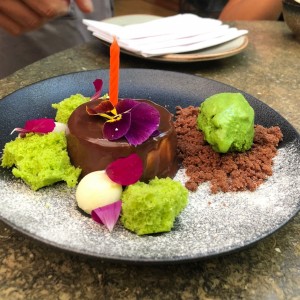Mouse de chocolate y albahaca