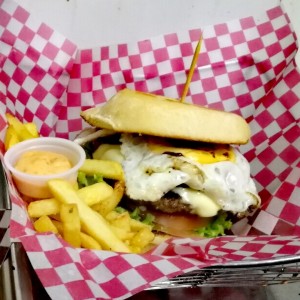 Hamburguesa chicago huevo, queso tocineta carne pan artesanal 