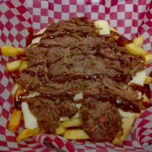 ¡papas Carne! Queso, carne desmechada y BBQ de la casa