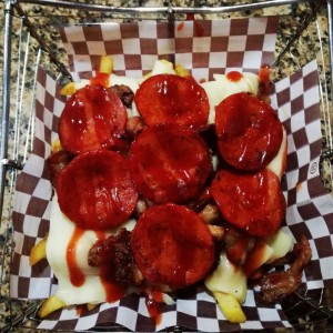 papas tipo Pizza peperoni tocineta, papas y trozos de piña al gusto