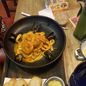 Pasta con camarones y mejillones