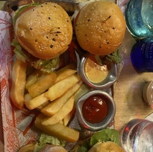 Mini hamburguesas con papas francesas 