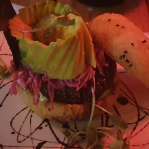 Hamburguesa con pan de arroz de sushi