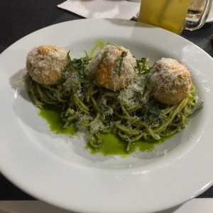 pasta al pesto con croquetas de lenteja