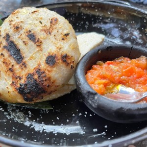 Arepa con quesito y hogao