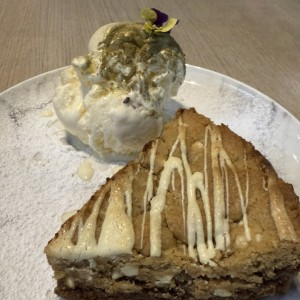 Brownie de milo y galleta de macadamia