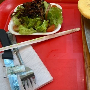 Ensalada y arepa