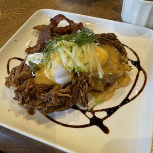 Huevos benedictinos con cerdo desmechado sobre pan de masa madre