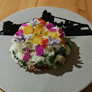 arepa de mote con cerdo glaseado y tinta de calamar