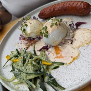 huevos ponchado + salchicha