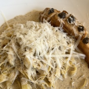 Tagliatelle trufada con pollo