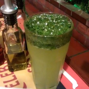 Limonada natural con albahaca