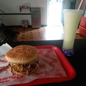 Hamburguesa de pollo especial y limonada