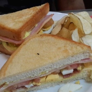 Sanduche de jamón y tocineta