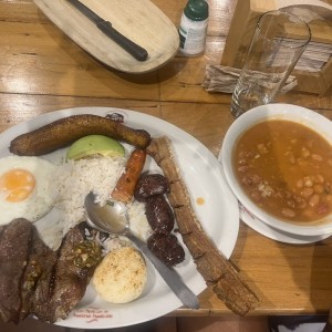 Bandeja paisa con Churrasco