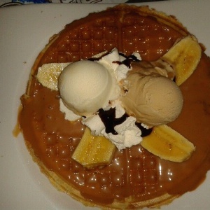 Wafle de arequipe y banano