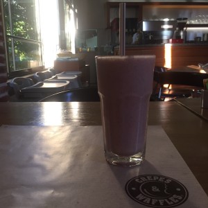 jugo de fresa en leche