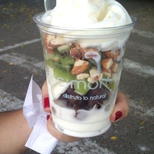 Mixto (helado de yogurt, almendras, kiwi, trufas de Milo)