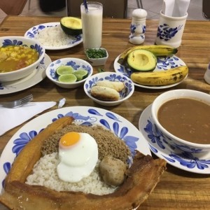 Sopa de mondono y bandeja paisa
