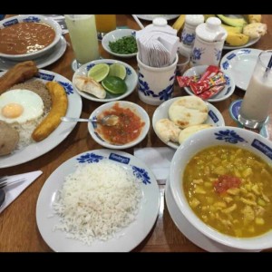 bandeja paisa y mondongo