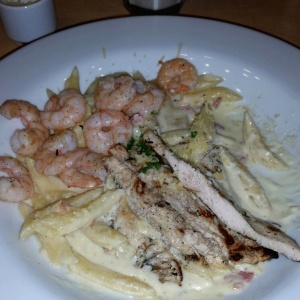 Camarones y pollo carbonara