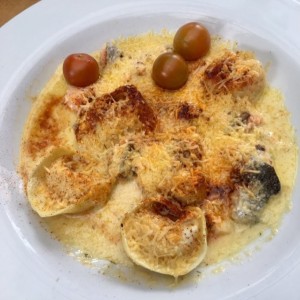 raviolis de camarones con salmon ahumaro en salsa de paprika e hijojo ?