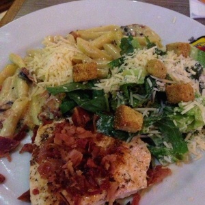 Salmon con panceta, ensalada cesar y penne carbonara
