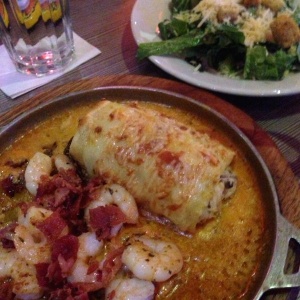 Camarones con panceta, canelon de pollo jamon tocineta y ensalada cesar