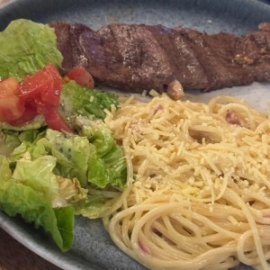 Carne con pasta carbonara