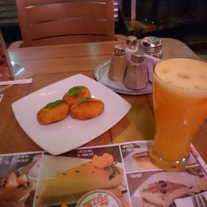 entrada croquetas pollo, jugo mandarina agua