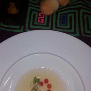 caldo de tomate clarificado y ahumado