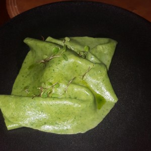 crepe de espinaca sobre carne mechada con maduro