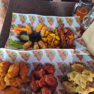 Combo 3, 24 alitas, 3 salsas, sticks de mozzarela, papas h costillas