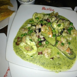 Pescado con mariscos en salsa verde