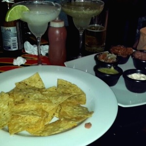 Nachos sencillos y margarita tradicional