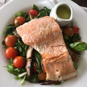 Ensalada de Salmon, tonated cherry y portobellos