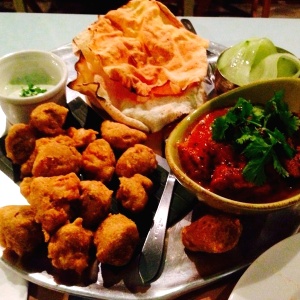 Pollo Yika masala y Pakota de camarones 