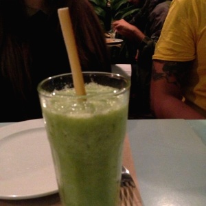 Jugo de mango con hierba buena