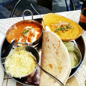 Curry amarillo pollo, safrani pulao, lentejas al coco y pan naan