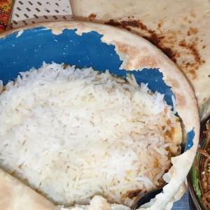 Biryani de pollo y pasas doradas