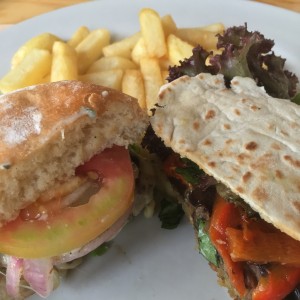 Mitad hamburguesa queso azul y mitad hamburguesa falafel