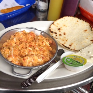 Arepa paisa y huevos perico
