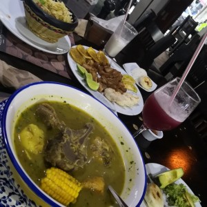 Cazuela de frijoles, sancocho trifasico, limonada de coco y al vino