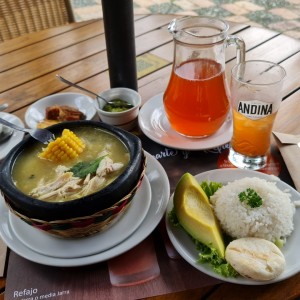 Ajiaco y Jarra de Refajo