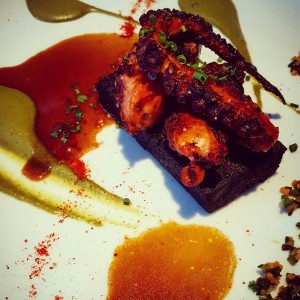 pulpo en cama de polenta con tinta de calamar.