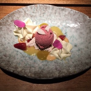Helado de Mora con espuma de guanabana arena de milo y flores