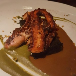 Pulpo al Carbon con polenta