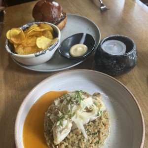 Pesca con risotto y hamburguesa