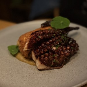 Pulpo con una croqueta de yuca